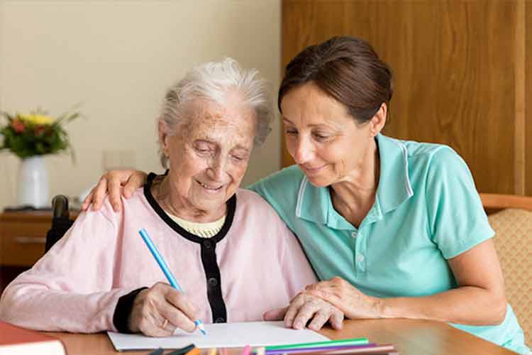 کاردرمانگر خوب و خدمات به افراد مسن
