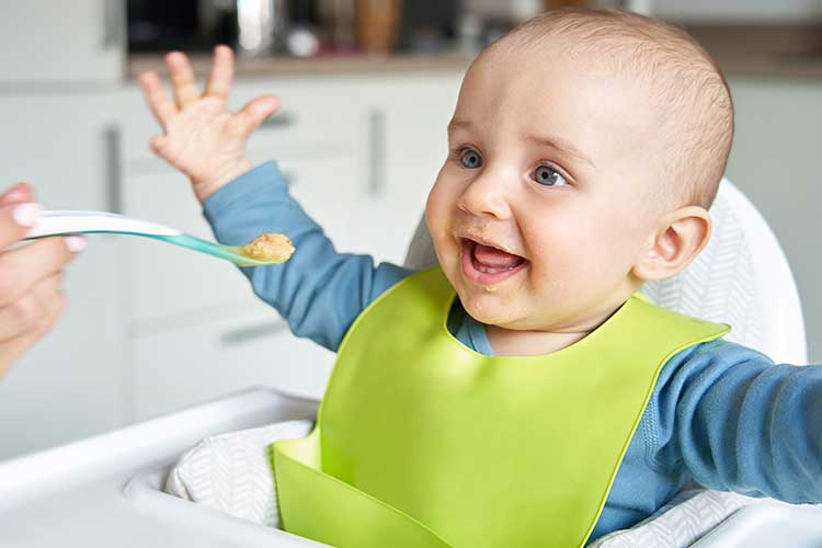 آموزش از شیر گرفتن کودک، زمان و نحوه تغییر غذای کودک
